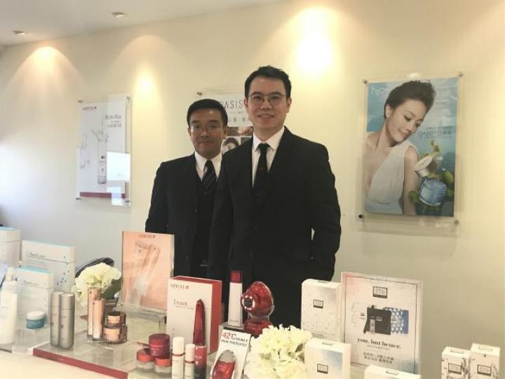 ■奧思集團行政總裁譚肇基(右)。 ■奧思集團行政總裁譚肇基(右)。
