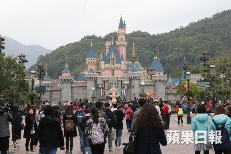 ■香港迪士尼開幕至今12年,票價由當年的平日成人票價295元,加至今天589元。 資料圖片 ■香港迪士尼開幕至今12年,票價由當年的平日成人票價295元,加至今天589元。 資料圖片
