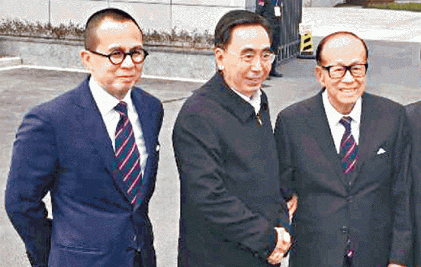 ■李澤楷同李嘉誠打埋同款領呔。 ■李澤楷同李嘉誠打埋同款領呔。