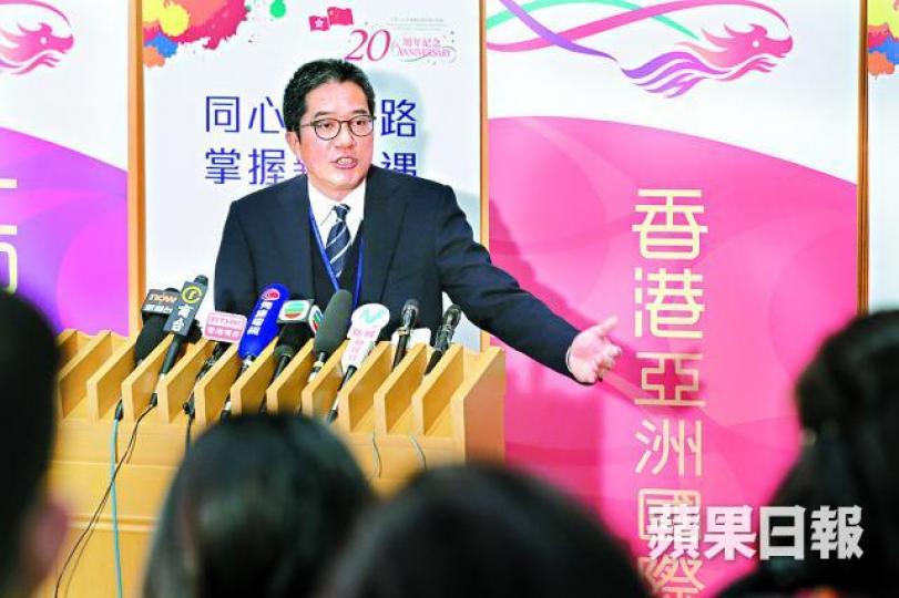 ■發展局局長黃偉綸表示,本年度政府賣地料提供5,800伙住宅。謝榮耀攝 ■發展局局長黃偉綸表示,本年度政府賣地料提供5,800伙住宅。謝榮耀攝