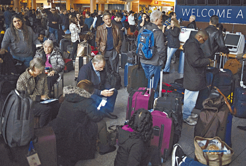 ■滯留旅客在漆黑的機場大樓等消息。美聯社 ■滯留旅客在漆黑的機場大樓等消息。美聯社