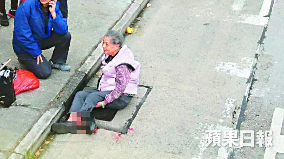■老婦遭巴士車轆輾斷腳,在路旁等候救援。資料圖片 ■老婦遭巴士車轆輾斷腳,在路旁等候救援。資料圖片
