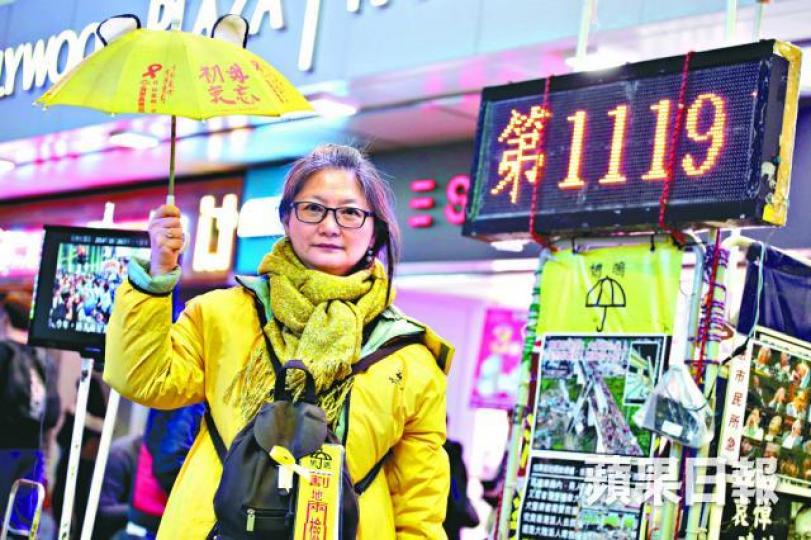 ■錢寶芬認為朱經緯被定罪是為自己行為付出代價。陳海威攝■鳩嗚團昨晚在旺角行人專用區擺街站,延續真普選訴求。 ■錢寶芬認為朱經緯被定罪是為自己行為付出代價。陳海威攝■鳩嗚團昨晚在旺角行人專用區擺街站,延續真普選訴求。