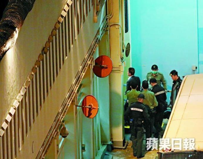 ■以警棍襲擊途人的朱經緯昨被判罪成後，押往荔枝角收押所等候判刑。夏家朗攝裁判官錢禮