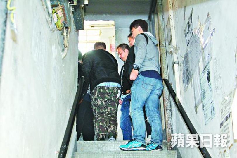 ■多名探員昨午到案發唐樓蒐證。文兆麟攝■警方昨在現場撿走大批證物,包括一張膠凳。 ■多名探員昨午到案發唐樓蒐證。文兆麟攝■警方昨在現場撿走大批證物,包括一張膠凳。