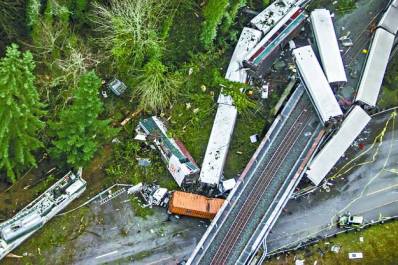■有車卡由天橋墜落下面的州際公路。美聯社