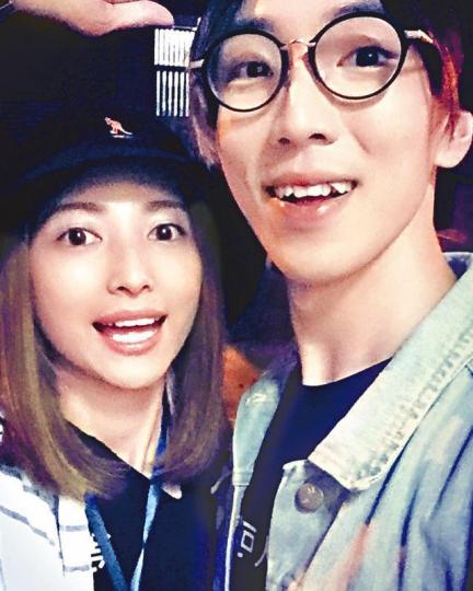 ■陸永對太太不幸小產一事,不欲多提。互聯網圖片■陸永指湊兩個女兒已夠煩。互聯網圖片■陸永細女對母親仆倒受傷,顯得非常擔心。互聯網圖片■鄭裕玲、農夫與蕭正楠(左)最近主持的節目《Do姐再Shopping》相當受歡迎。互聯網圖片 ■陸永對太太不幸小產一事,不欲多提。互聯網圖片■陸永指湊兩個女兒已夠煩。互聯網圖片■陸永細女對母親仆倒受傷,顯得非常擔心。互聯網圖片■鄭裕玲、農夫與蕭正楠(左)最近主持的節目《Do姐再Shopping》相當受歡迎。互聯網圖片