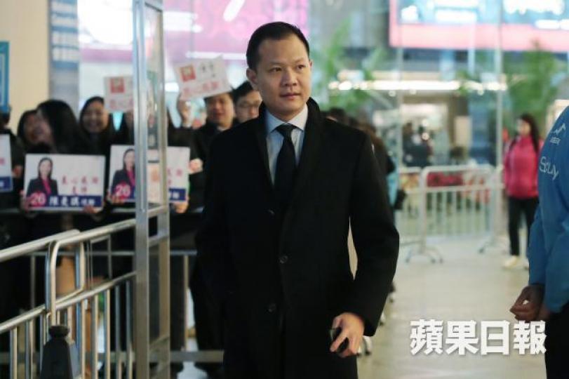 民主派選委郭榮鏗昨到場投票。 民主派選委郭榮鏗昨到場投票。