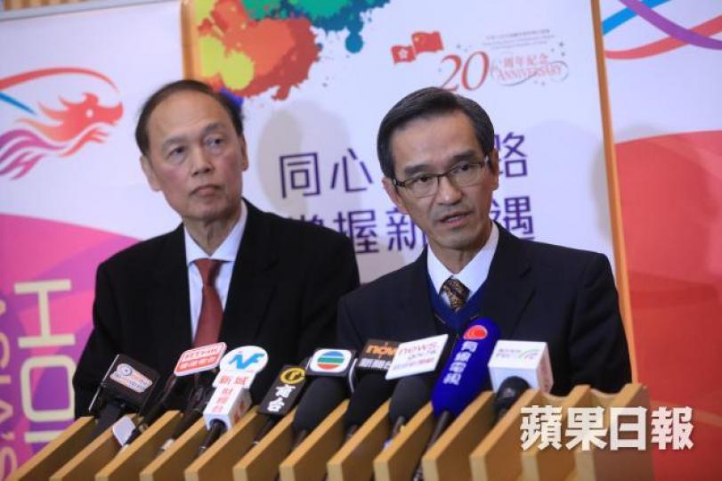 ■黃遠輝（右）指不擔心計劃會令發展商會囤地。