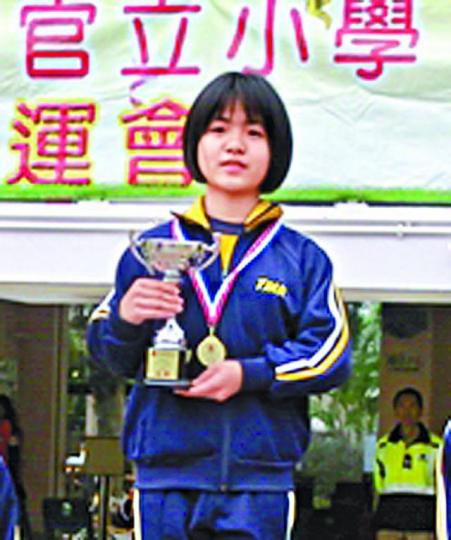 ■慘死女童何美洁品學兼優,曾於校內跳遠比賽奪冠。互聯網姓曹女疑犯 ■慘死女童何美洁品學兼優,曾於校內跳遠比賽奪冠。互聯網姓曹女疑犯