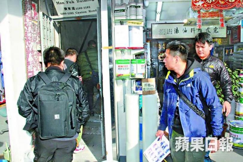 ■警方昨再到案發唐樓及附近店舖調查。 ■警方昨再到案發唐樓及附近店舖調查。