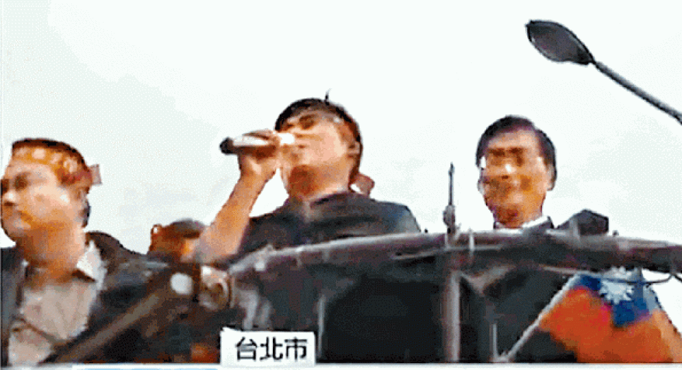 ■王炳忠（中）曾與「白狼」張安樂（右）聯手反太陽花學運。互聯網