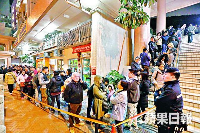 ■大批廣明苑居民昨出席大會,警員到場維持秩序。 ■大批廣明苑居民昨出席大會,警員到場維持秩序。
