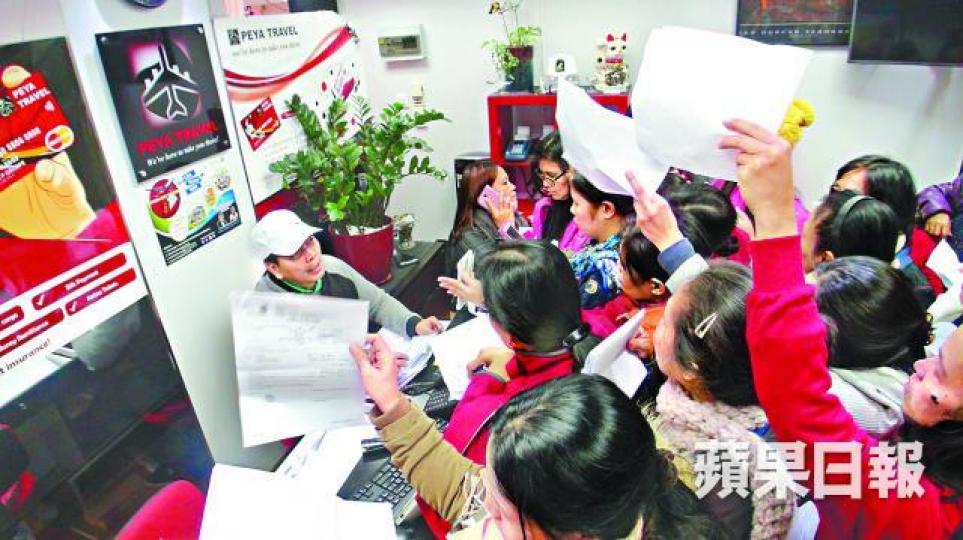 ■近百菲傭昨在中環凱富旅行社要求退款,一度鼓譟。胡恩宏攝 ■近百菲傭昨在中環凱富旅行社要求退款,一度鼓譟。胡恩宏攝