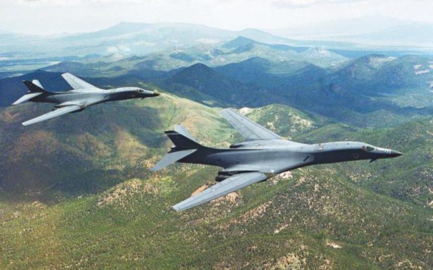 ■可攜帶核彈的B-1B型轟炸機成為美軍威懾北韓的主要力量。資料圖片■台下聽眾留心聆聽特朗普發言。美聯社 ■可攜帶核彈的B-1B型轟炸機成為美軍威懾北韓的主要力量。資料圖片■台下聽眾留心聆聽特朗普發言。美聯社