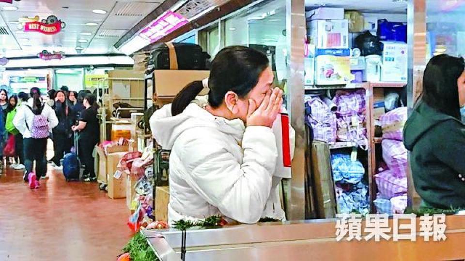 ■菲傭Mijares因未能返鄉探望兒子,情急落淚。 ■菲傭Mijares因未能返鄉探望兒子,情急落淚。