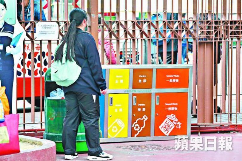 ■政府指現行回收模式隨意,令分類不周,計劃只集中回收「三紙兩膠」。黎樹雄攝 ■政府指現行回收模式隨意,令分類不周,計劃只集中回收「三紙兩膠」。黎樹雄攝