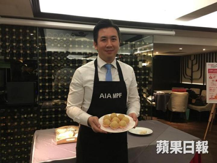■馮裕祺趁過冬整返幾粒煎堆,寓意各位打工仔「煎堆轆轆,金銀滿屋」。 ■馮裕祺趁過冬整返幾粒煎堆,寓意各位打工仔「煎堆轆轆,金銀滿屋」。
