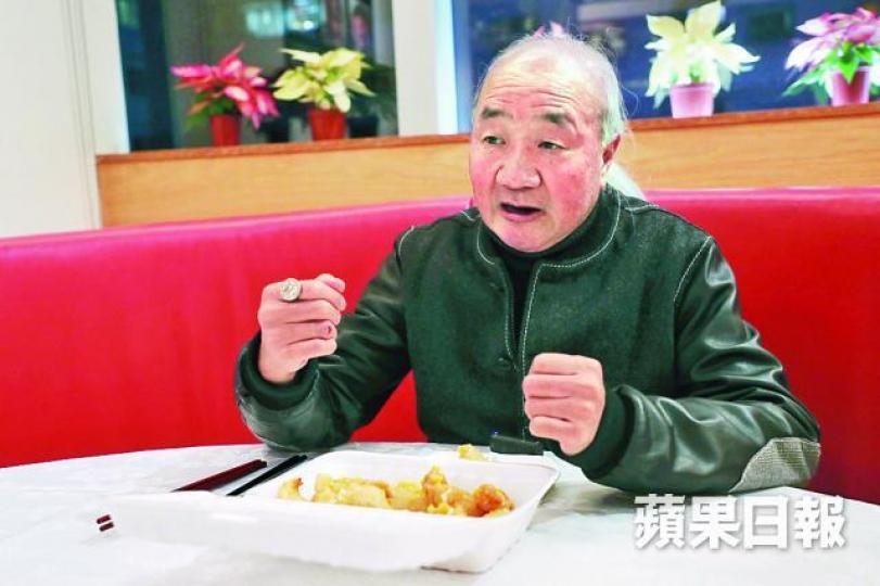■食評家劉健威試吃富臨皇宮的粟米魚塊後,稱「食唔出係乜嘢魚」。 ■食評家劉健威試吃富臨皇宮的粟米魚塊後,稱「食唔出係乜嘢魚」。