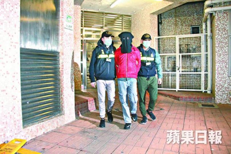■17歲學生涉嫌販毒被海關拘捕。 ■17歲學生涉嫌販毒被海關拘捕。