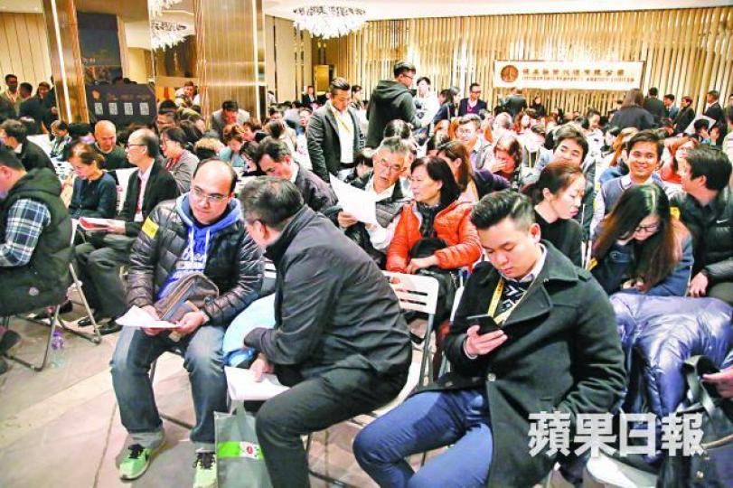 ■元朗尚悅.方昨開賣,售樓處人頭湧湧。何建忠攝 ■元朗尚悅.方昨開賣,售樓處人頭湧湧。何建忠攝