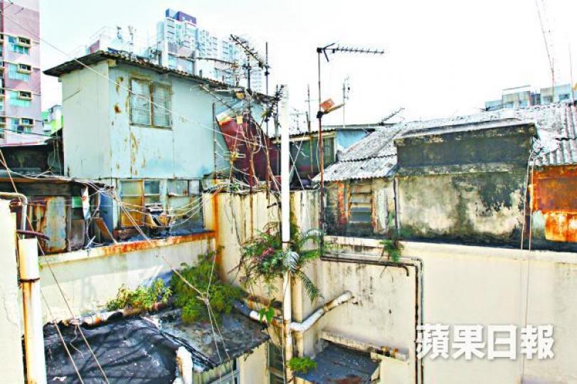 ■不少貧窮戶以天台屋為家。■粉嶺皇后山1號地盤因發現歷史建築物,需額外時間評估。夏家朗攝 ■不少貧窮戶以天台屋為家。■粉嶺皇后山1號地盤因發現歷史建築物,需額外時間評估。夏家朗攝
