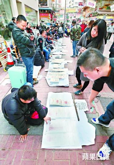 ■旺角一帶有大批人士即場收紀念鈔。何家達攝
