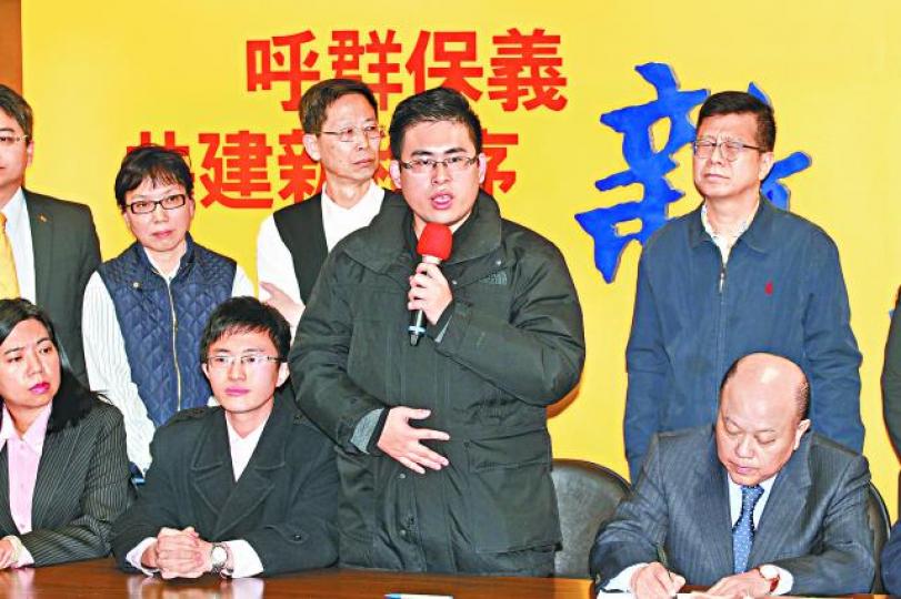 ■王炳忠在記者會講述被扣查經過。台灣《蘋果日報》 ■王炳忠在記者會講述被扣查經過。台灣《蘋果日報》