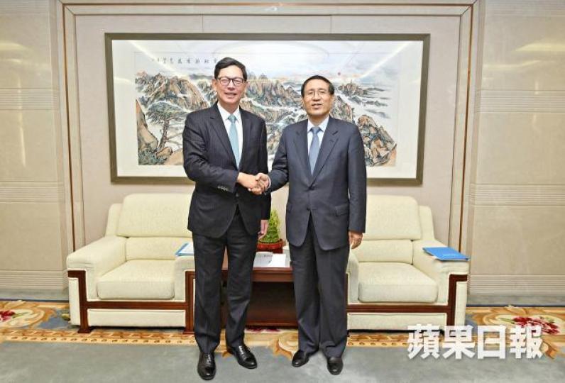 ■國家開發銀行行長鄭之傑(右)歡迎金融管理局總裁陳德霖(左)。 ■國家開發銀行行長鄭之傑(右)歡迎金融管理局總裁陳德霖(左)。
