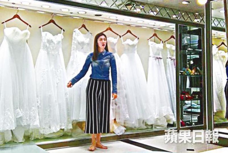 ■關宛珊早前到深圳試婚紗,被讀者「爆相爆片」分享喜事。■Patrick Sir坐在一旁撳手機,打發時間。讀者提供圖片■讀過時裝形象設計的關宛珊DIY婚紗,並找澳洲攝影師在布里斯本影婚照。■關宛珊(左二)和Patrick Sir拍綜藝節目撻着,臨近七年之癢拉埋天窗。資料圖片 ■關宛珊早前到深圳試婚紗,被讀者「爆相爆片」分享喜事。■Patrick Sir坐在一旁撳手機,打發時間。讀者提供圖片■讀過時裝形象設計的關宛珊DIY婚紗,並找澳洲攝影師在布里斯本影婚照。■關宛珊(左二)和Patrick Sir拍綜藝節目撻着,臨近七年之癢拉埋天窗。資料圖片