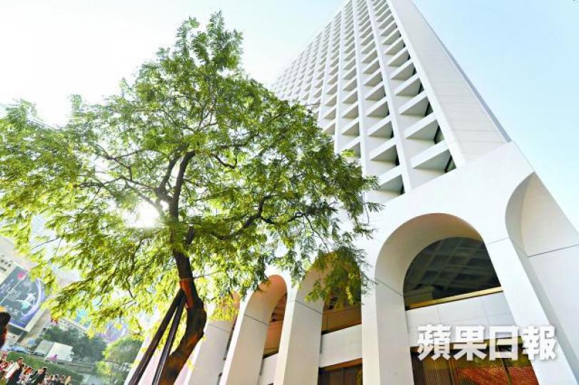■酒店現僅剩下一棵節果決明樹,樹幹需用支架加固。謝榮耀攝■餐廳用落地玻璃窗採光,天花以銅金色襯托。■酒店房價每晚約3,500至4,500元不等。酒店模擬圖片■美利大廈舊有連接停車場的斜路獲保留。 ■酒店現僅剩下一棵節果決明樹,樹幹需用支架加固。謝榮耀攝■餐廳用落地玻璃窗採光,天花以銅金色襯托。■酒店房價每晚約3,500至4,500元不等。酒店模擬圖片■美利大廈舊有連接停車場的斜路獲保留。