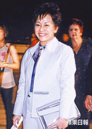 ■張綠萍昨日的喪禮上有不少高官到場致祭,極盡榮哀。■張綠萍的表弟潘宗光(左)、女婿劉遵義及高靜芝都有出席喪禮。■前布政司鍾逸傑及李麗娟送故友最後一程。■陳潔靈是張國榮的麻雀腳,跟張綠萍交情亦不淺。■張國榮的另一半唐鶴德(左)昨日早已到靈堂打點。 ■張綠萍昨日的喪禮上有不少高官到場致祭,極盡榮哀。■張綠萍的表弟潘宗光(左)、女婿劉遵義及高靜芝都有出席喪禮。■前布政司鍾逸傑及李麗娟送故友最後一程。■陳潔靈是張國榮的麻雀腳,跟張綠萍交情亦不淺。■張國榮的另一半唐鶴德(左)昨日早已到靈堂打點。