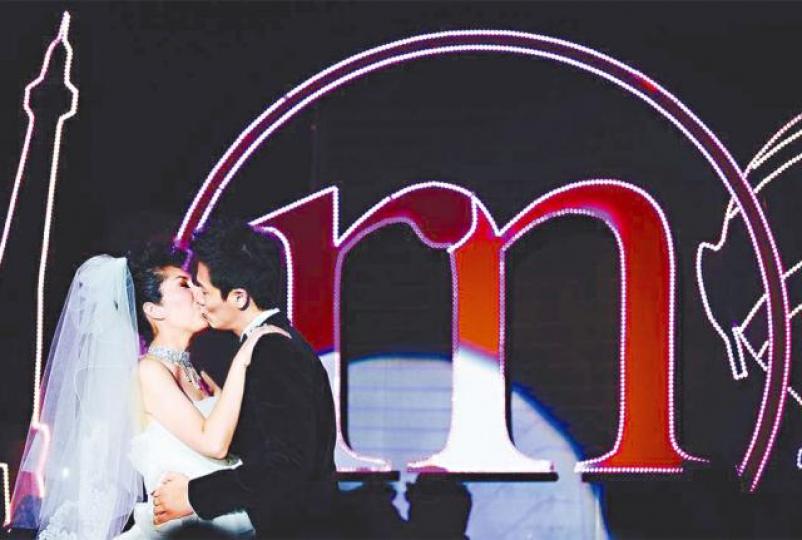 ■丁子高昨日貼出咀嘴結婚相,慶祝結婚8周年。互聯網圖片■楊千嬅最近為演唱會綵排健身操弗。互聯網圖片 ■丁子高昨日貼出咀嘴結婚相,慶祝結婚8周年。互聯網圖片■楊千嬅最近為演唱會綵排健身操弗。互聯網圖片