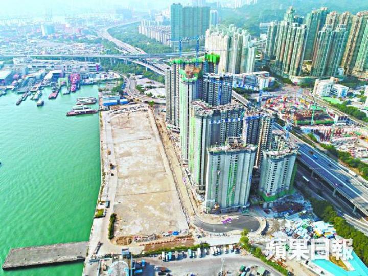 ■長策報告指未來10年公營房屋興建量不達標,僅23.7萬伙。■運房局長陳帆(左)稱公私營合作不涉利益輸送;旁為常秘應耀康。 ■長策報告指未來10年公營房屋興建量不達標,僅23.7萬伙。■運房局長陳帆(左)稱公私營合作不涉利益輸送;旁為常秘應耀康。