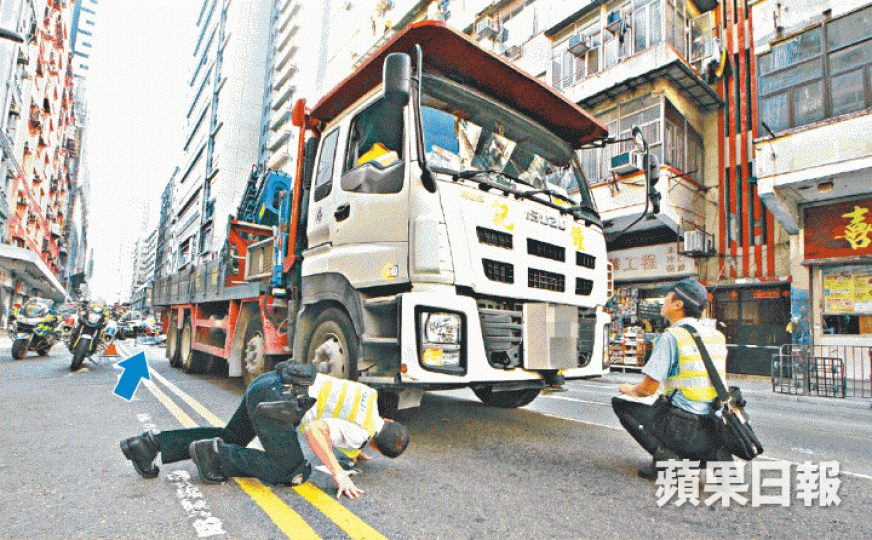 ■死者黃甜女（左圖）過馬路時遭輾斃，警方用帳篷覆蓋遺體（右圖）。
