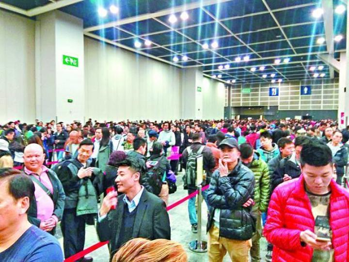 ■中銀紀念鈔昨首日派鈔,數百人在灣仔會展打蛇餅苦候多時。讀者提供圖片■領鈔者昨日無奈展示已炒燶的中銀30連張。許頌明攝 ■中銀紀念鈔昨首日派鈔,數百人在灣仔會展打蛇餅苦候多時。讀者提供圖片■領鈔者昨日無奈展示已炒燶的中銀30連張。許頌明攝