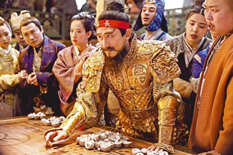 ■梁朝偉一身金甲將軍造型原來係為咗逃走方便。■(右起)梁朝偉同笨笨、胡巴做咗好朋友,粟米齊齊食。 ■梁朝偉一身金甲將軍造型原來係為咗逃走方便。■(右起)梁朝偉同笨笨、胡巴做咗好朋友,粟米齊齊食。
