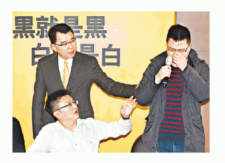 ■陳斯俊在記者會上激動流淚。台灣《蘋果日報》■王炳忠父親王進步開設的廟宇,昨亦大門深鎖。台灣《蘋果日報》 ■陳斯俊在記者會上激動流淚。台灣《蘋果日報》■王炳忠父親王進步開設的廟宇,昨亦大門深鎖。台灣《蘋果日報》