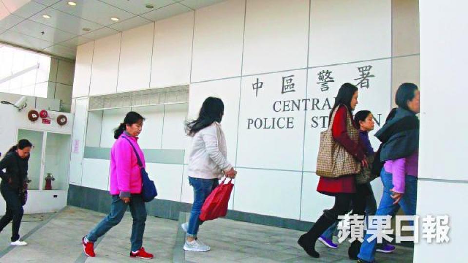 ■一批受影響菲傭昨到中區警署集體報案。黃麗英攝■原定昨早返鄉的菲傭Marichu攜行李到凱富要求退款。 ■一批受影響菲傭昨到中區警署集體報案。黃麗英攝■原定昨早返鄉的菲傭Marichu攜行李到凱富要求退款。
