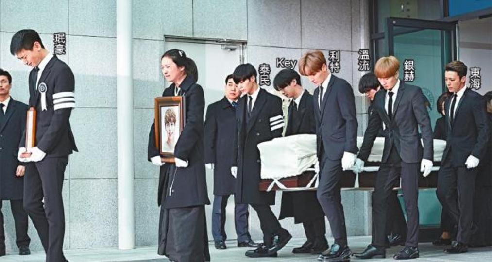 ■SHINee主音鐘鉉昨早在峨山醫院出殯,隊友及師兄Super Junior扶靈。■鐘鉉胞姊在現場痛哭,珉豪強忍哀傷安慰對方。■與鐘鉉十分老友的少女時代亦爆喊。■隊友Key(左)哭倒在溫流的肩上。■有近千粉絲送別偶像最後一程,場面墟冚。 ■SHINee主音鐘鉉昨早在峨山醫院出殯,隊友及師兄Super Junior扶靈。■鐘鉉胞姊在現場痛哭,珉豪強忍哀傷安慰對方。■與鐘鉉十分老友的少女時代亦爆喊。■隊友Key(左)哭倒在溫流的肩上。■有近千粉絲送別偶像最後一程,場面墟冚。