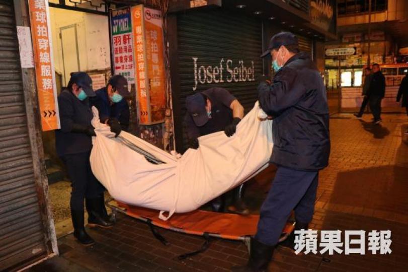 ■仵工運走死者屍體。