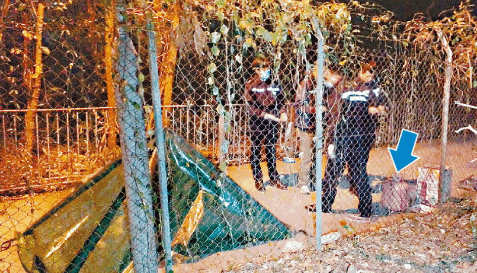■男子倒卧的小徑遺有一樽氣罐(箭嘴示),警員則在場調查。 ■男子倒卧的小徑遺有一樽氣罐(箭嘴示),警員則在場調查。