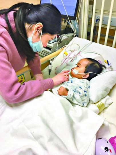 ■小予恩仍未知何時可蘇醒,其母一直陪伴左右。 ■小予恩仍未知何時可蘇醒,其母一直陪伴左右。