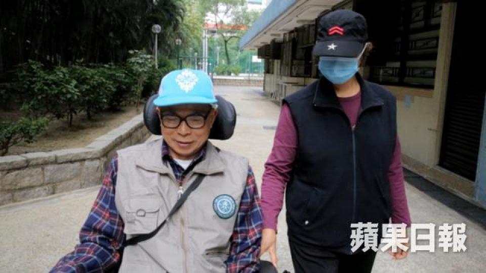Alan表示每次去醫院,與太太下車後都要走一段路。(何建忠攝)Alan太太經常腳痛,間中需敷鎮痛貼。(何建忠攝)嘉敏希望能盡快乘搭低地台小巴,縮短去醫院的路程。(黃文邦攝)議員助理葉健強建議加裝較低的扶手和加大按鈴的面積。(資料圖片)業界認為低地台小巴成本高昂,暫沒誘因再購入。(資料圖片)立法會議員張超雄建議政府提供資助,吸引業界多引入低地台小巴。(李錦鏵攝) Alan表示每次去醫院,與太太下車後都要走一段路。(何建忠攝)Alan太太經常腳痛,間中需敷鎮痛貼。(何建忠攝)嘉敏希望能盡快乘搭低地台小巴,縮短去醫院的路程。(黃文邦攝)議員助理葉健強建議加裝較低的扶手和加大按鈴的面積。(資料圖片)業界認為低地台小巴成本高昂,暫沒誘因再購入。(資料圖片)立法會議員張超雄建議政府提供資助,吸引業界多引入低地台小巴。(李錦鏵攝)