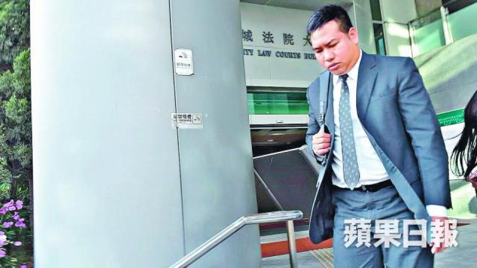 ■立法會二級保安主任劉建偉稱被游蕙禎單手推郁。 ■立法會二級保安主任劉建偉稱被游蕙禎單手推郁。