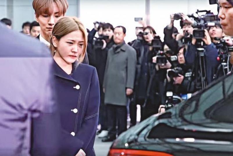 ■Yeri突然撞開東海衝向靈車的舉動,被質疑博出位。 ■Yeri突然撞開東海衝向靈車的舉動,被質疑博出位。