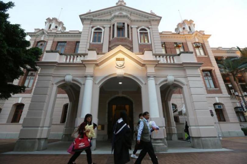 ■啱啱畢業嘅大學生，如果冇慈父慈母，真係唔好心急入市。資料圖片