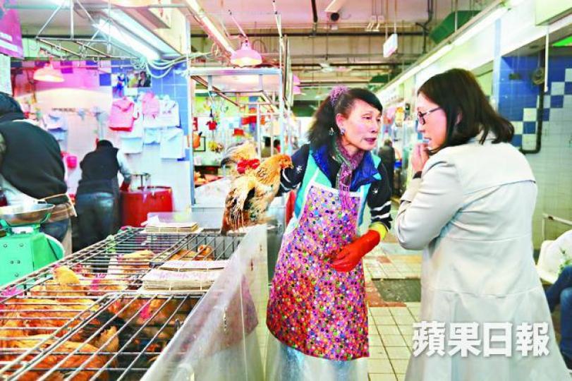 ■雞檔負責人稱做冬買雞客量比平日多一成。■肉檔負責人李先生指,牛頸脊是大熱部位。易仰民攝 ■雞檔負責人稱做冬買雞客量比平日多一成。■肉檔負責人李先生指,牛頸脊是大熱部位。易仰民攝
