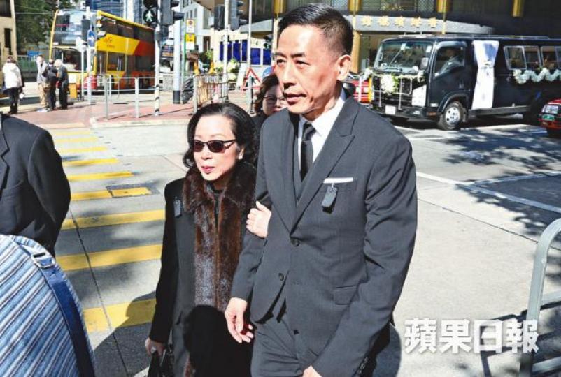 ■唐唐昨日現身送別張綠萍後,與友人一同離開。■張綠萍的兩個女兒上靈車時,一臉哀傷。張綠萍■陳方安生昨日一早到靈堂送故友最後一程。■特首林鄭月娥離開時神情肅穆。 ■唐唐昨日現身送別張綠萍後,與友人一同離開。■張綠萍的兩個女兒上靈車時,一臉哀傷。張綠萍■陳方安生昨日一早到靈堂送故友最後一程。■特首林鄭月娥離開時神情肅穆。