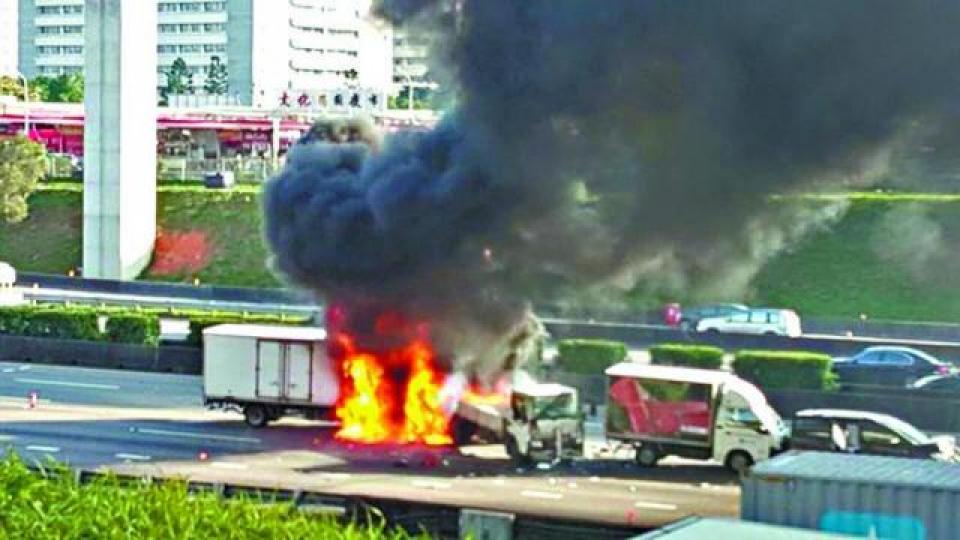 ■客貨車被撞後起火,波及前後貨車。台灣《蘋果日報》■六車連環車禍導致現場交通阻塞。台灣《蘋果日報》 ■客貨車被撞後起火,波及前後貨車。台灣《蘋果日報》■六車連環車禍導致現場交通阻塞。台灣《蘋果日報》